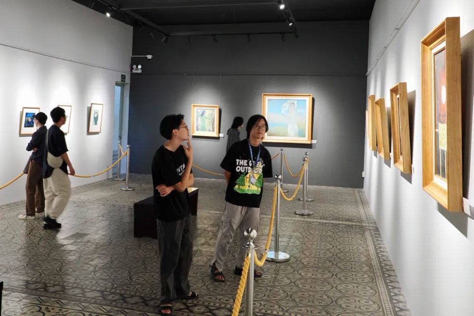 Khách tham quan Bảo tàng Mỹ thuật TPHCM