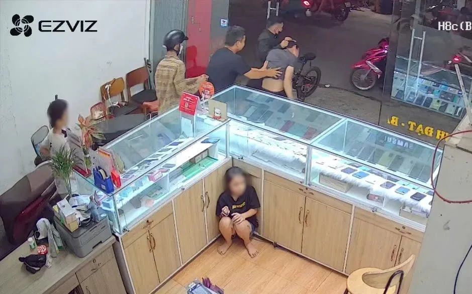 Dù nạn nhân đã chạy vào nhà người dân nhưng các đối tượng vẫn lao vào tấn công gây thương tích nặng. Ảnh: CAĐN Dù nạn nhân đã chạy vào nhà người dân nhưng các đối tượng vẫn lao vào tấn công gây thương tích nặng. Ảnh: CAĐN