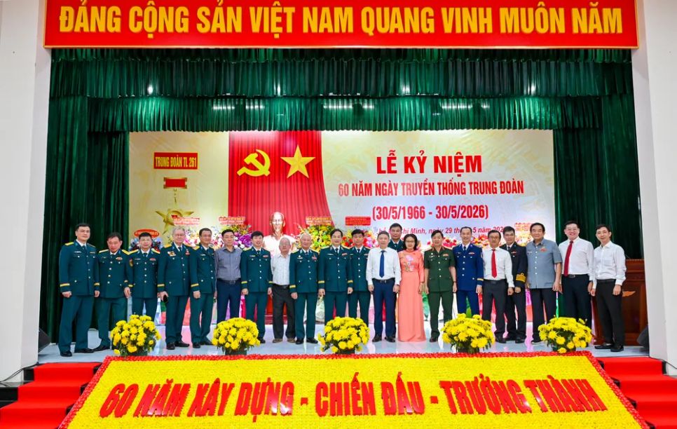 Đại biểu chụp hình lưu niệm tại lễ kỷ niệm Đại biểu chụp hình lưu niệm tại lễ kỷ niệm