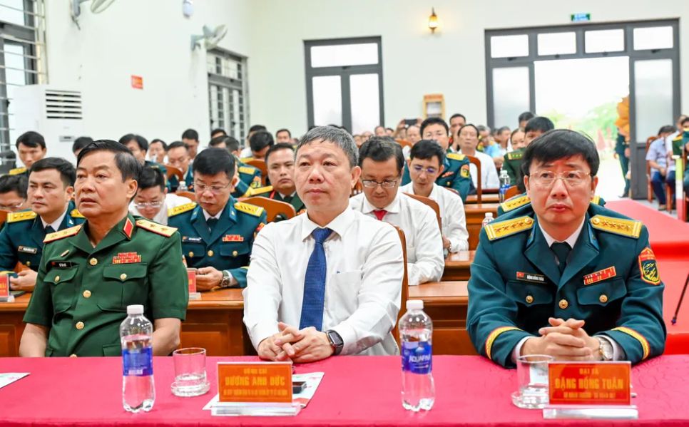 Đồng chí Dương Anh Đức (hàng đầu, thứ 2 từ phải qua) cùng các đại biểu tham dự lễ kỷ niệm Đồng chí Dương Anh Đức (hàng đầu, thứ 2 từ phải qua) cùng các đại biểu tham dự lễ kỷ niệm