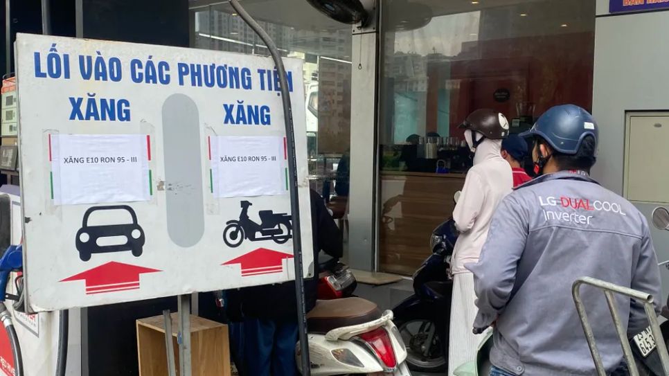 Người dân chờ đổ xăng E10 tại một trạm xăng trên đường Lê Văn Lương (Hà Nội). Ảnh: PHÚC HẬU Người dân chờ đổ xăng E10 tại một trạm xăng trên đường Lê Văn Lương (Hà Nội). Ảnh: PHÚC HẬU