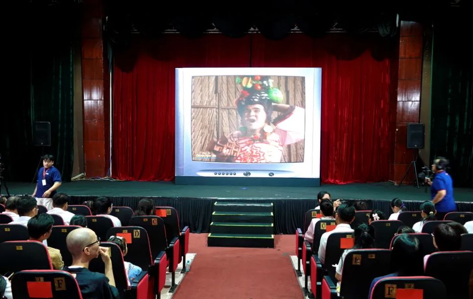 Các em học sinh Trường Phổ thông đặc biệt Nguyễn Đình Chiểu cùng 