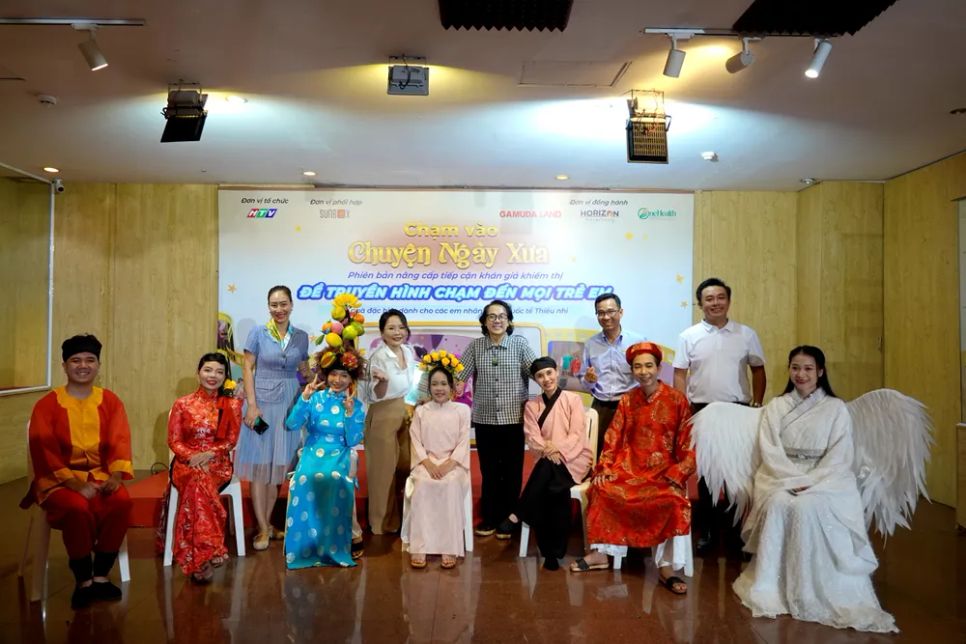 Ê kíp thực hiện chương trình Chạm vào “Chuyện ngày xưa” và khách mời cùng các diễn viên trẻ HTV. Ảnh: THÚY BÌNH