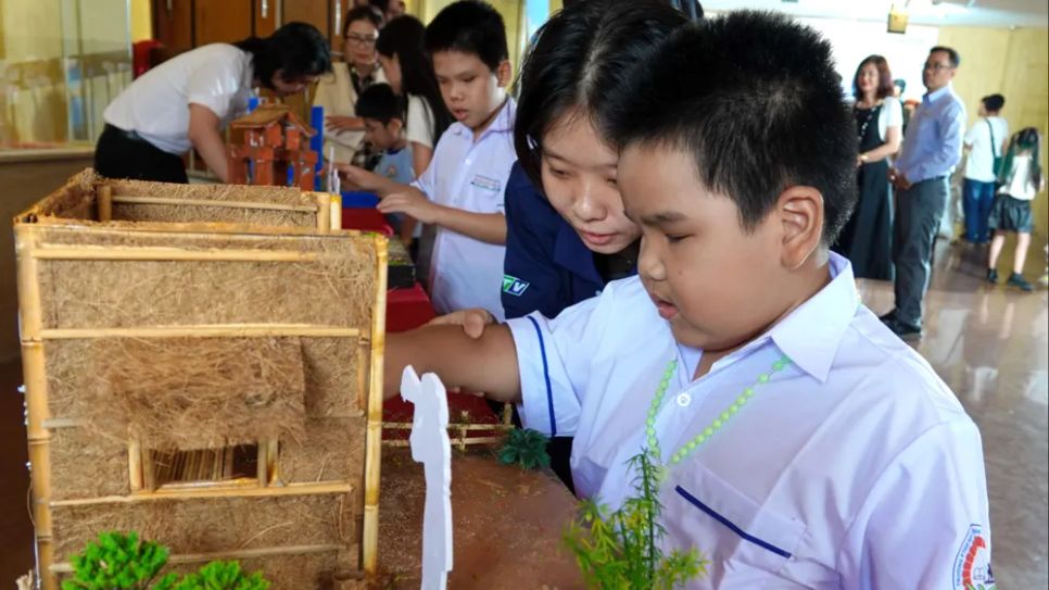Học sinh Trường Phổ thông đặc biệt Nguyễn Đình Chiểu trải nghiệm sờ, chạm vào các mô hình sân khấu của câu chuyện 