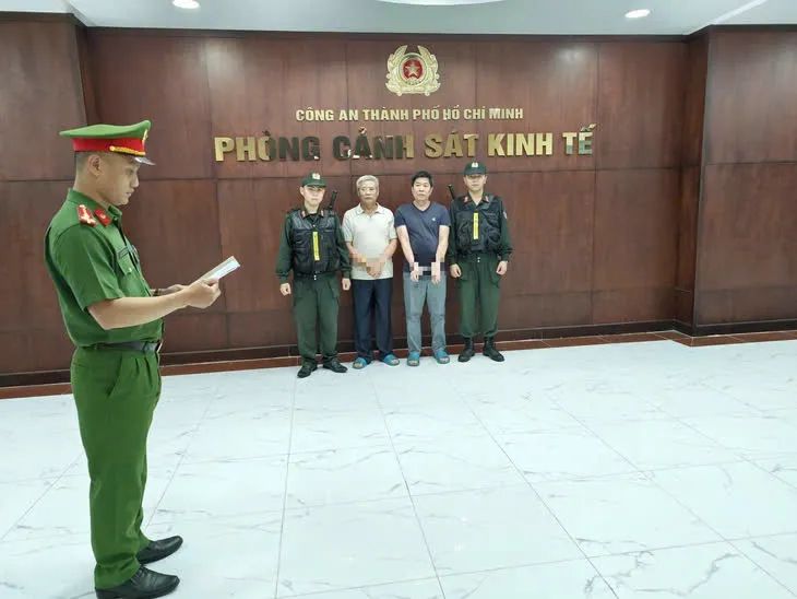 Cơ quan Công an tống đạt quyết định khởi tố vụ án, khởi tố bị can và lệnh bắt tạm giam đối với các đối tượng