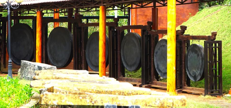 Bộ cồng chiêng bằng đồng đỏ và thiếc, gồm 12 chiếc với tổng trọng lượng hơn 3,5 tấn Bộ cồng chiêng bằng đồng đỏ và thiếc, gồm 12 chiếc với tổng trọng lượng hơn 3,5 tấn