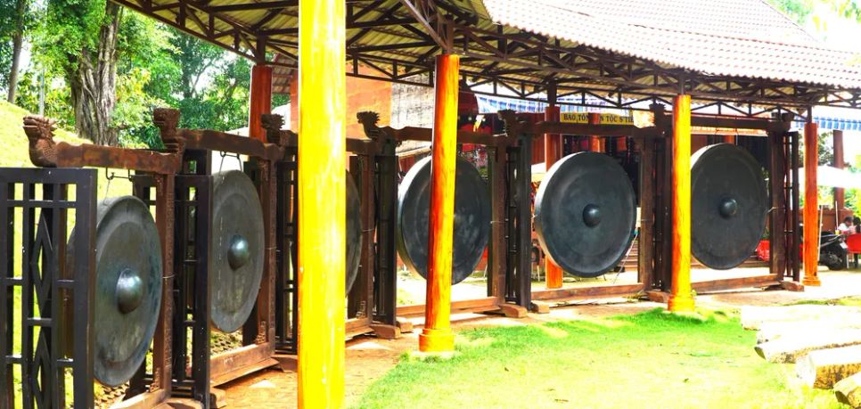 Bộ cồng chiêng là niềm tự hào của cộng đồng nơi đây Bộ cồng chiêng là niềm tự hào của cộng đồng nơi đây