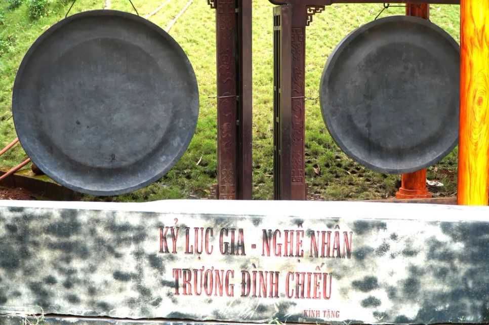 Bộ đàn đá 20 tấn cùng 2 bộ đàn đá phục chế được nghệ nhân Trương Đình Chiếu trao tặng Bộ đàn đá 20 tấn cùng 2 bộ đàn đá phục chế được nghệ nhân Trương Đình Chiếu trao tặng