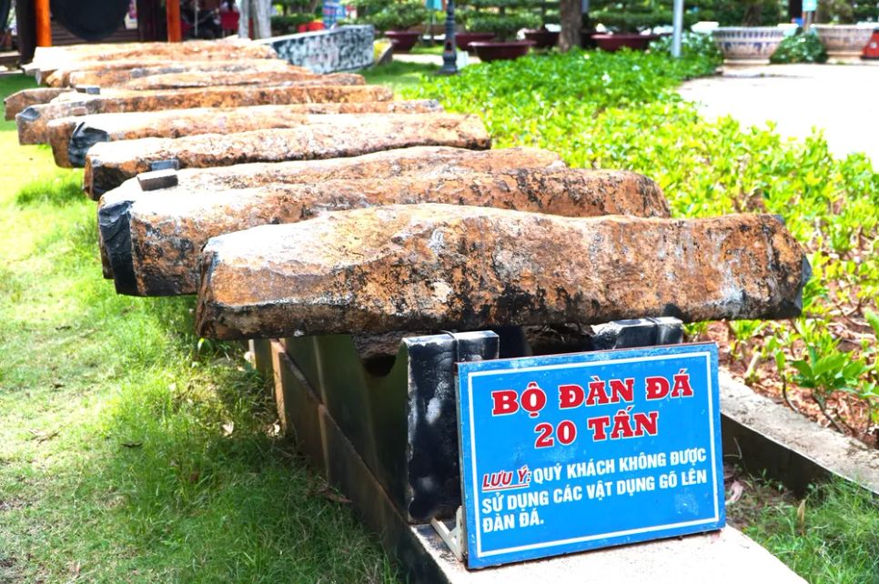 Bộ đàn đá nặng 20 tấn, gồm 20 thanh đá khổng lồ xác lập kỷ lục Việt Nam Bộ đàn đá nặng 20 tấn, gồm 20 thanh đá khổng lồ xác lập kỷ lục Việt Nam
