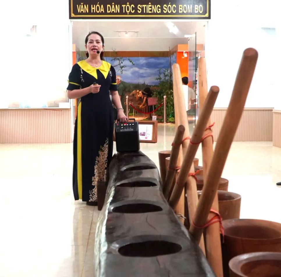 Cối giã gạo bằng thân cây là sáng tạo của bà con Sóc Bom Bo để nuôi quân trong những tháng ngày kháng chiến chống Mỹ cứu nước Cối giã gạo bằng thân cây là sáng tạo của bà con Sóc Bom Bo để nuôi quân trong những tháng ngày kháng chiến chống Mỹ cứu nước