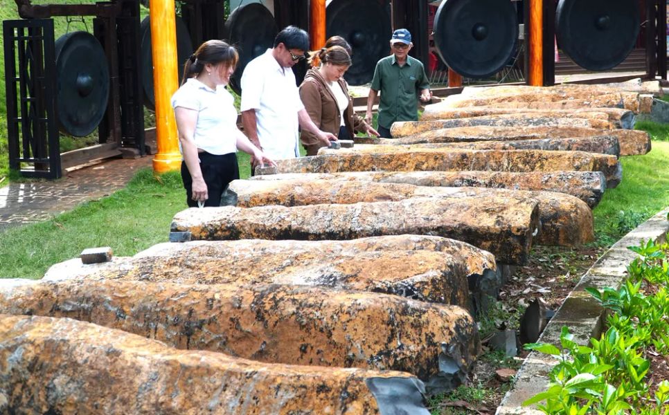 Du khách chiêm ngưỡng bộ đàn đá Du khách chiêm ngưỡng bộ đàn đá