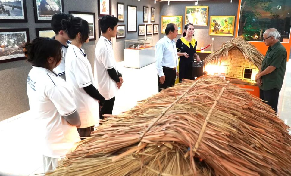 Du khách từ TPHCM đến tham quan trải nghiệm tại Khu di tích lịch sử Quốc gia Sóc Bom Bo Du khách từ TPHCM đến tham quan trải nghiệm tại Khu di tích lịch sử Quốc gia Sóc Bom Bo