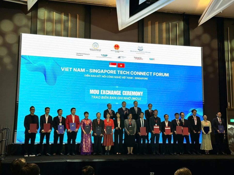 Các doanh nghiệp Việt Nam và Singapore tham gia lễ trao biên bản ghi nhớ hợp tác (MOU) tại Diễn đàn Kết nối Công nghệ Việt Nam - Singapore 2026