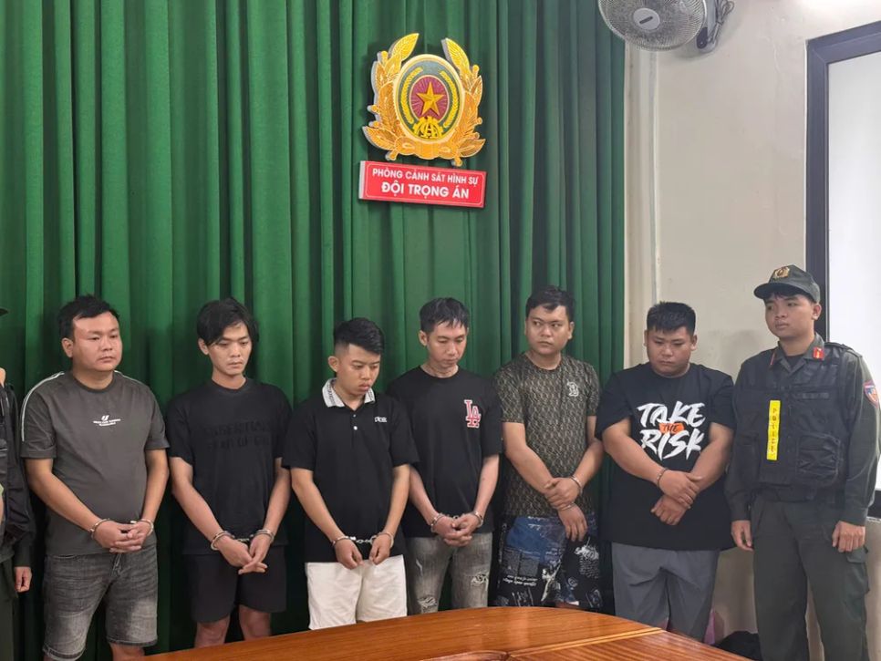 Các đối tượng liên quan (từ trái sang): Dân, Huy, Thành, Đạt, Hoàng, Lâm Các đối tượng liên quan (từ trái sang): Dân, Huy, Thành, Đạt, Hoàng, Lâm