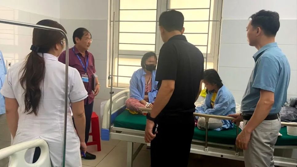Cơ quan y tế Nghệ An động viên, thăm hỏi, kiểm tra sức khỏe các bệnh nhân bị ngộ độc thực phẩm Cơ quan y tế Nghệ An động viên, thăm hỏi, kiểm tra sức khỏe các bệnh nhân bị ngộ độc thực phẩm
