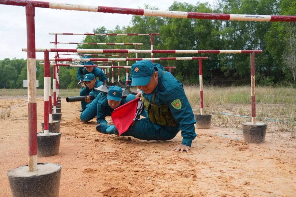 32 khẩu đội tranh tài pháo binh toàn năng dân quân tự vệ