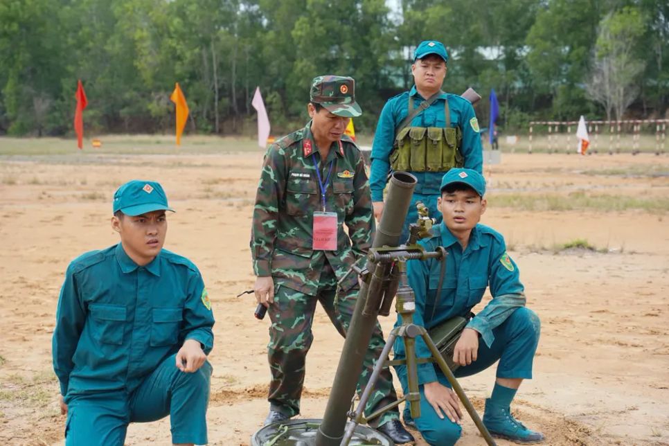32 khẩu đội tranh tài pháo binh toàn năng dân quân tự vệ