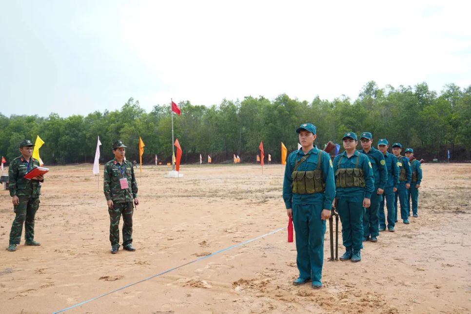 32 khẩu đội tranh tài pháo binh toàn năng dân quân tự vệ