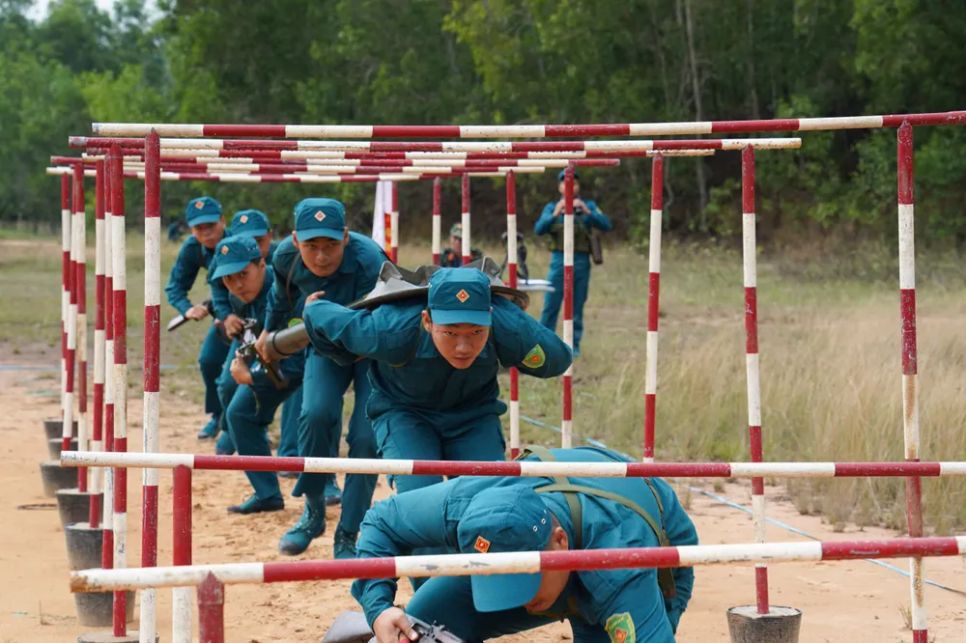 32 khẩu đội tranh tài pháo binh toàn năng dân quân tự vệ