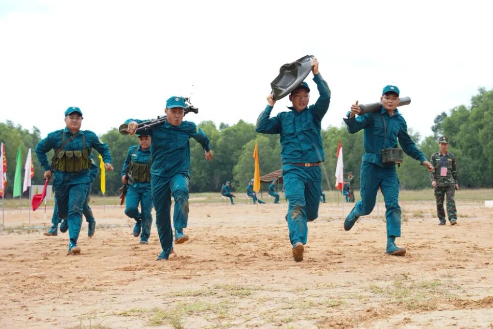 32 khẩu đội tranh tài pháo binh toàn năng dân quân tự vệ
