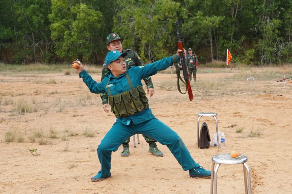 32 khẩu đội tranh tài pháo binh toàn năng dân quân tự vệ