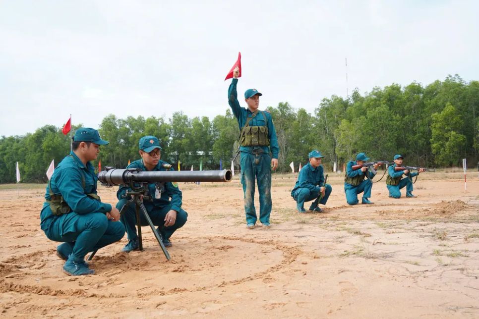 32 khẩu đội tranh tài pháo binh toàn năng dân quân tự vệ