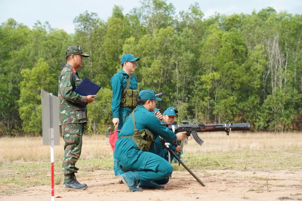 32 khẩu đội tranh tài pháo binh toàn năng dân quân tự vệ