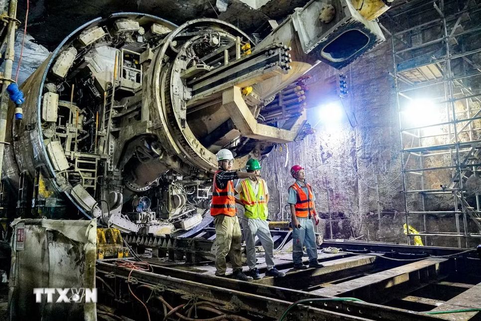 Robot TBM hoàn thành hành trình khoan hầm đoạn ngầm tuyến Metro Nhổn-Ga Hà Nội và đang được tháo dỡ tại ga S12. (Ảnh: Trung Nguyên/TTXVN)