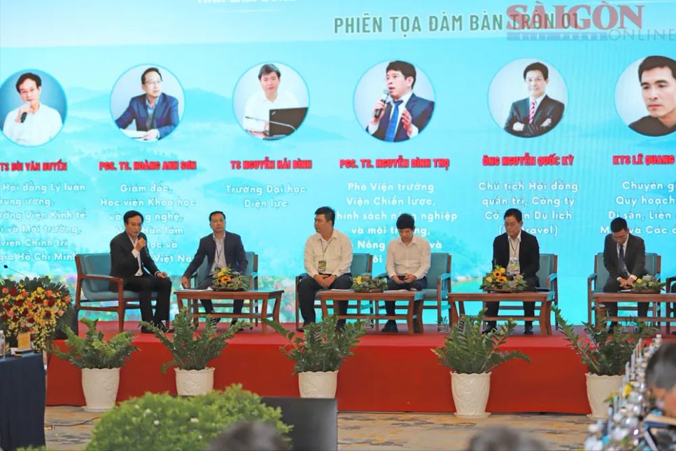 Các khách mời tham dự phiên tọa đàm tại hội nghị. Ảnh: ĐOÀN KIÊN