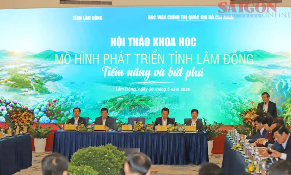 Lãnh đạo Học viện Chính trị quốc gia Hồ Chí Minh và tỉnh Lâm Đồng chủ trì hội thảo. Ảnh: ĐOÀN KIÊN <br>