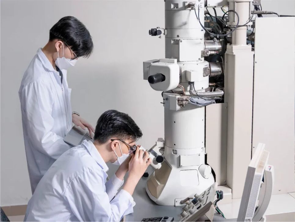 Sinh viên thực hành tại phòng thí nghiệm Công nghệ vật liệu Trường Đại học Bách khoa (Đại học Quốc gia TPHCM) - Ảnh: THANH HÙNG