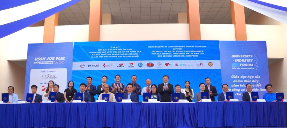 Các doanh nghiệp ký biên bản hợp tác với trường Đại học KHXH&NV TP.HCM