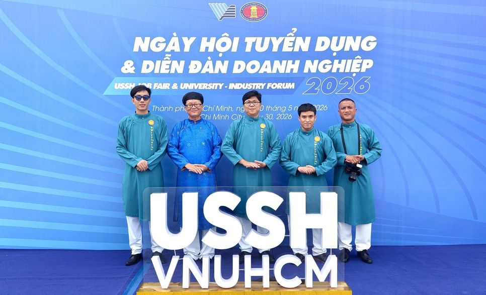 Nhà nghiên cứu - Nghệ nhân - NTK Hà Văn Lợi cùng ekip tham gia sự kiện