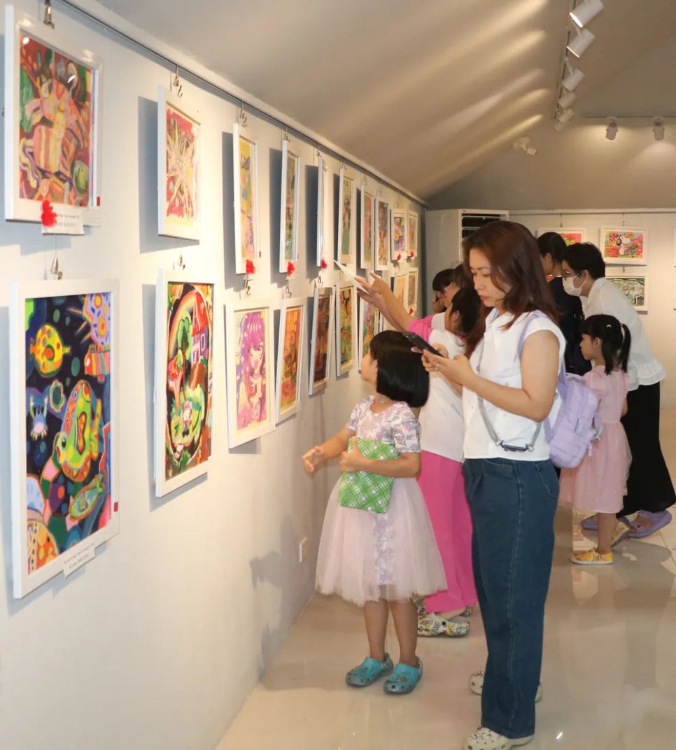 Khách tham quan triển lãm