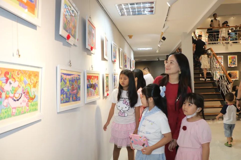 Thiếu nhi TPHCM kể chuyện bằng sắc màu tại triển lãm “Màu yêu thương 03”
