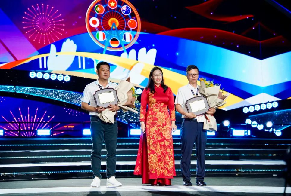 Bà Nguyễn Thị Anh Thi, Phó Chủ tịch UBND TP Đà Nẵng trao kỷ niệm chương cho 2 đội thi