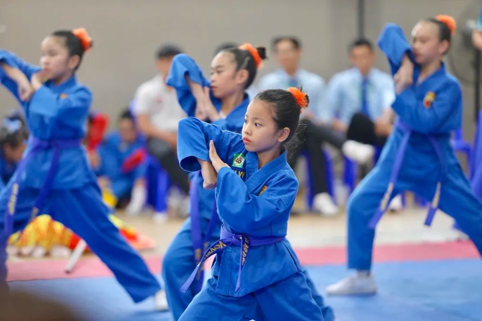 Các em thiếu nhi thích thú với môn võ Vovinam và đăng ký tập luyện tại Nhà thi đấu Chánh Hưng