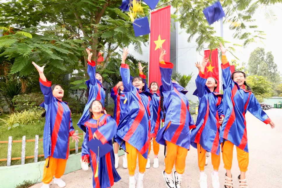 Học sinh lớp 5 Trường Tiểu học Nhị Xuân (xã Xuân Thới Sơn) trong ngày tốt nghiệp năm học 2025-2026