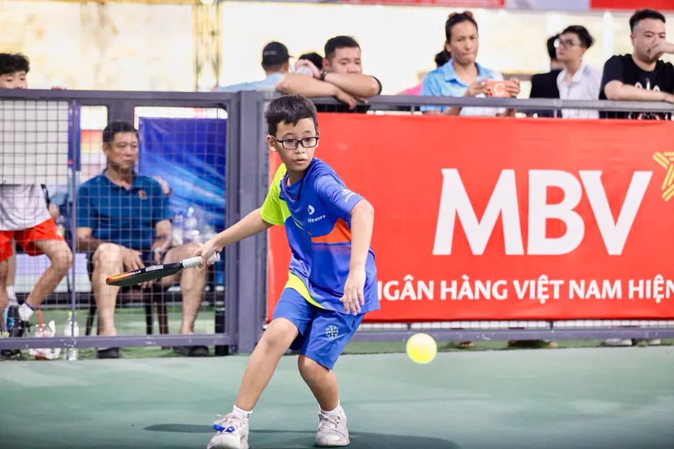 Phụ huynh đưa con tới lò luyện pickleball (TPHCM)