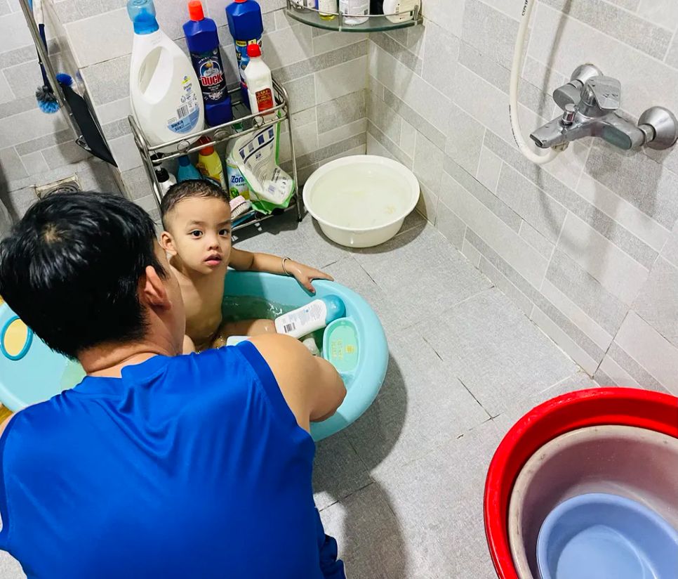 Cùng chia sẻ việc nhà, chăm sóc con cái góp phần giúp hôn nhân bền vững (ẢNH: MINH KHÔI)
