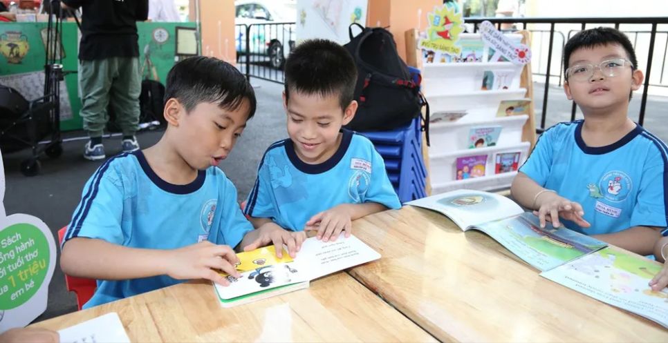 Học sinh đọc sách tại hội sách hè ở khu vực xã Hóc Môn, TPHCM (ẢNH: HỒ SƠN) Học sinh đọc sách tại hội sách hè ở khu vực xã Hóc Môn, TPHCM (ẢNH: HỒ SƠN)