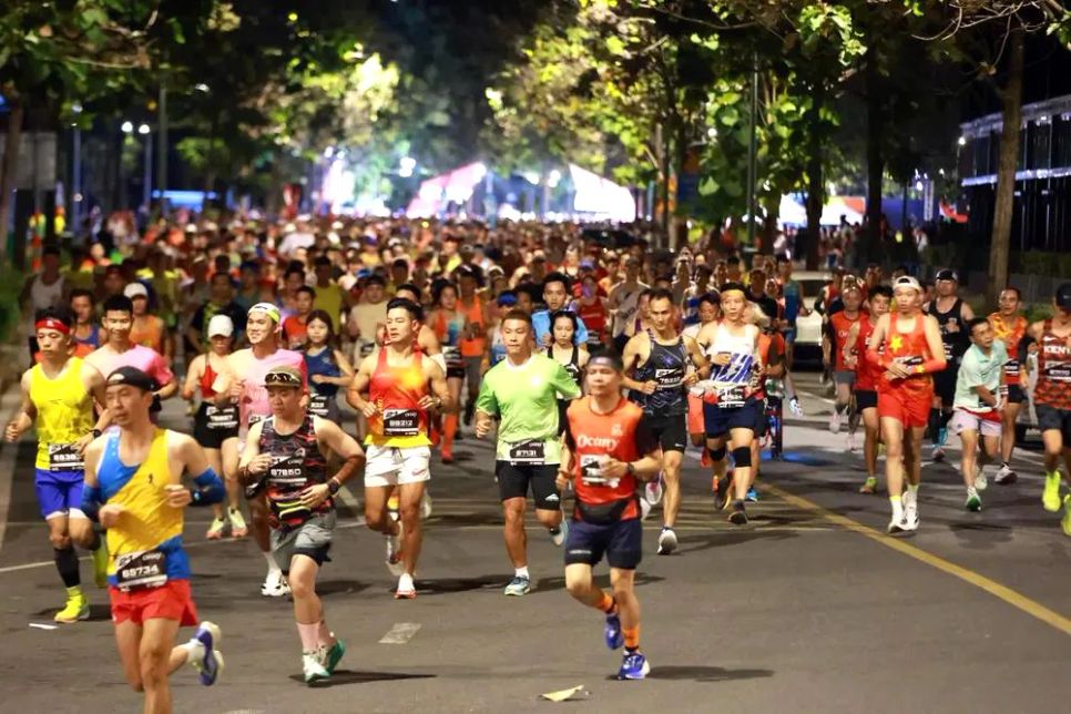 Người dân tham gia chạy bộ nên lựa chọn khung giờ tập luyện phù hợp để tránh tình trạng sốc nhiệt (ẢNH: DŨNG PHƯƠNG)
