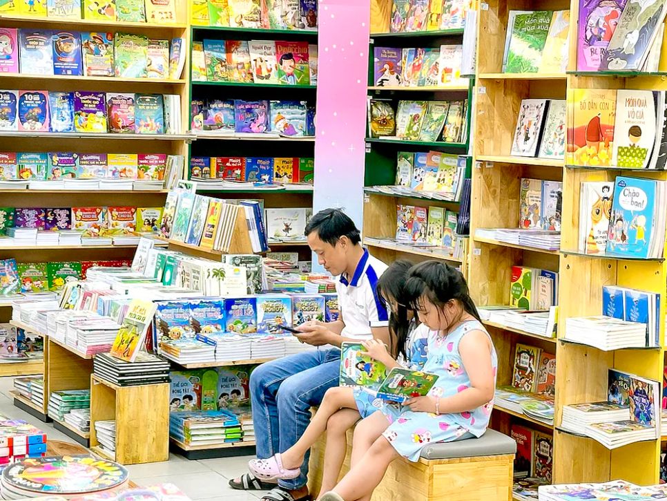 Không gian đọc sách cho thiếu nhi tại Nhà sách Fahasa Tân Định (TPHCM) (ẢNH: HỒ SƠN)