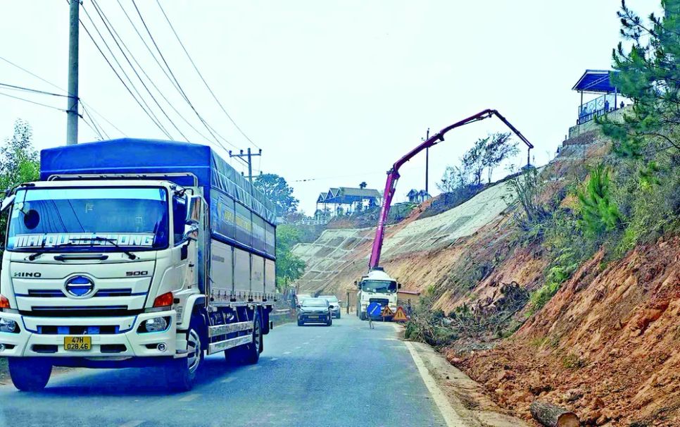Sạt lở, sụt lún diễn biến phức tạp dù mùa mưa mới đến
