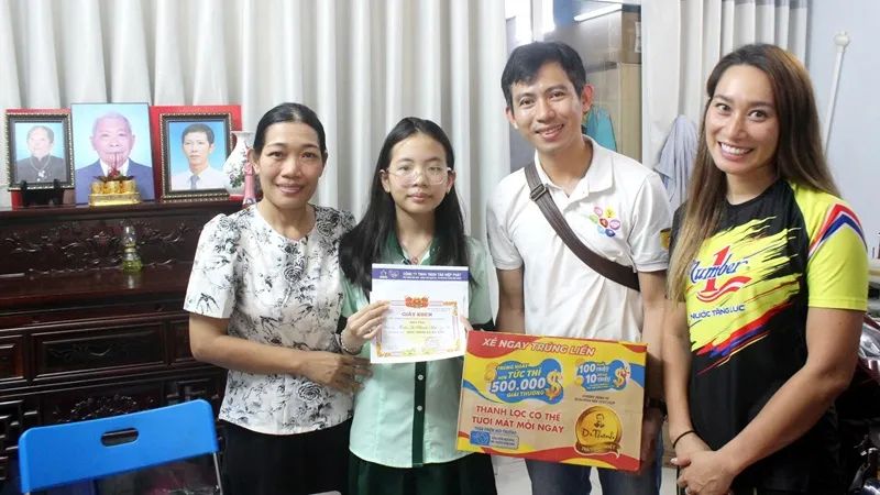Cán bộ, nhân viên Công ty Tân Hiệp Phát thăm hỏi và trao quà cho bé nhân dịp Quốc tế Thiếu nhi 1-6