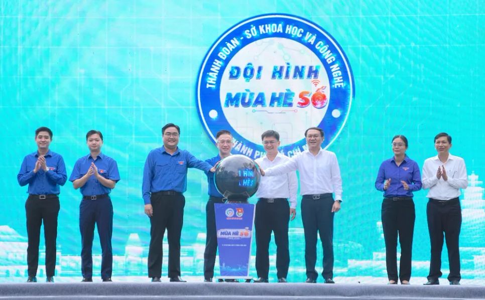 Các đại biểu nhấn nút khởi động Đội hình mùa hè số. ẢNH QUANG HUY