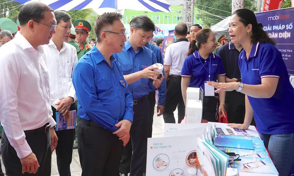 Các đại biểu tham quan không gian số tại ngày hội “Điểm chạm số 2026”. ẢNH QUANG HUY