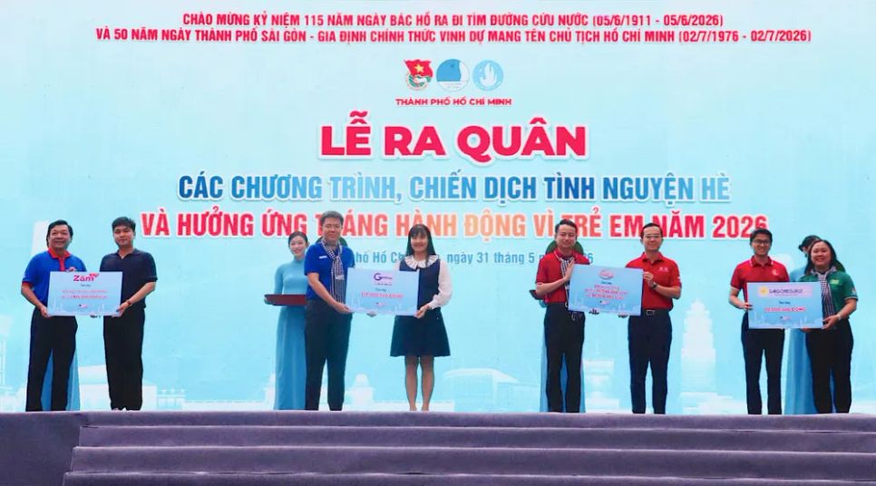 Các đơn vị trao kinh phí, hiện vật hỗ trợ chương trình. ẢNH CẨM TUYẾT