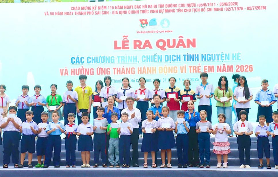 Đồng chí Nguyễn Minh Triết và Nguyễn Mạnh Cường trao học bổng cho các em học sinh có hoàn cảnh khó khăn. ẢNH CẨM TUYẾT