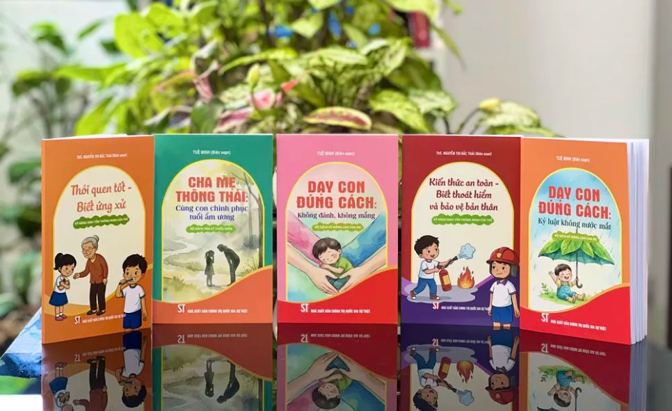 Bộ sách Cha mẹ thông thái của NXB Chính trị quốc gia Sự thật. Ảnh: NGUYỄN CHẮT Bộ sách Cha mẹ thông thái của NXB Chính trị quốc gia Sự thật. Ảnh: NGUYỄN CHẮT